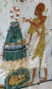 Sem-Priester mit Tierfell und Räucherwerkzeug; im Grab des Roy.